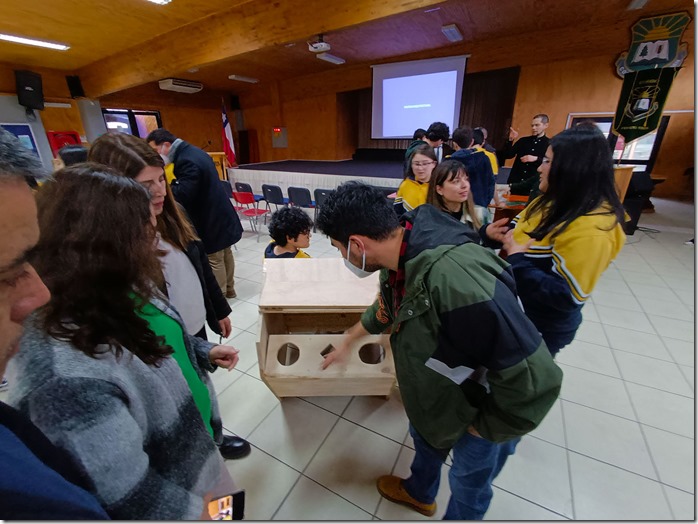 Estudiantes dise&ntilde;an puntos limpios con madera reciclada (2)