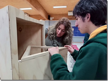 Estudiantes dise&ntilde;an puntos limpios con madera reciclada (3)