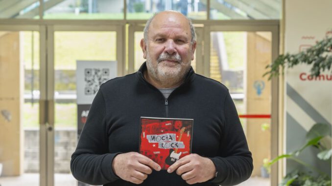 El académico Rodrigo Pincheira junto a la edición especial de la Revista Mocha dedicada al rock de Concepción