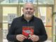El académico Rodrigo Pincheira junto a la edición especial de la Revista Mocha dedicada al rock de Concepción