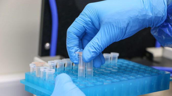Laboratorio de análisis de aguas residuales para la detección de drogas en el Biobío