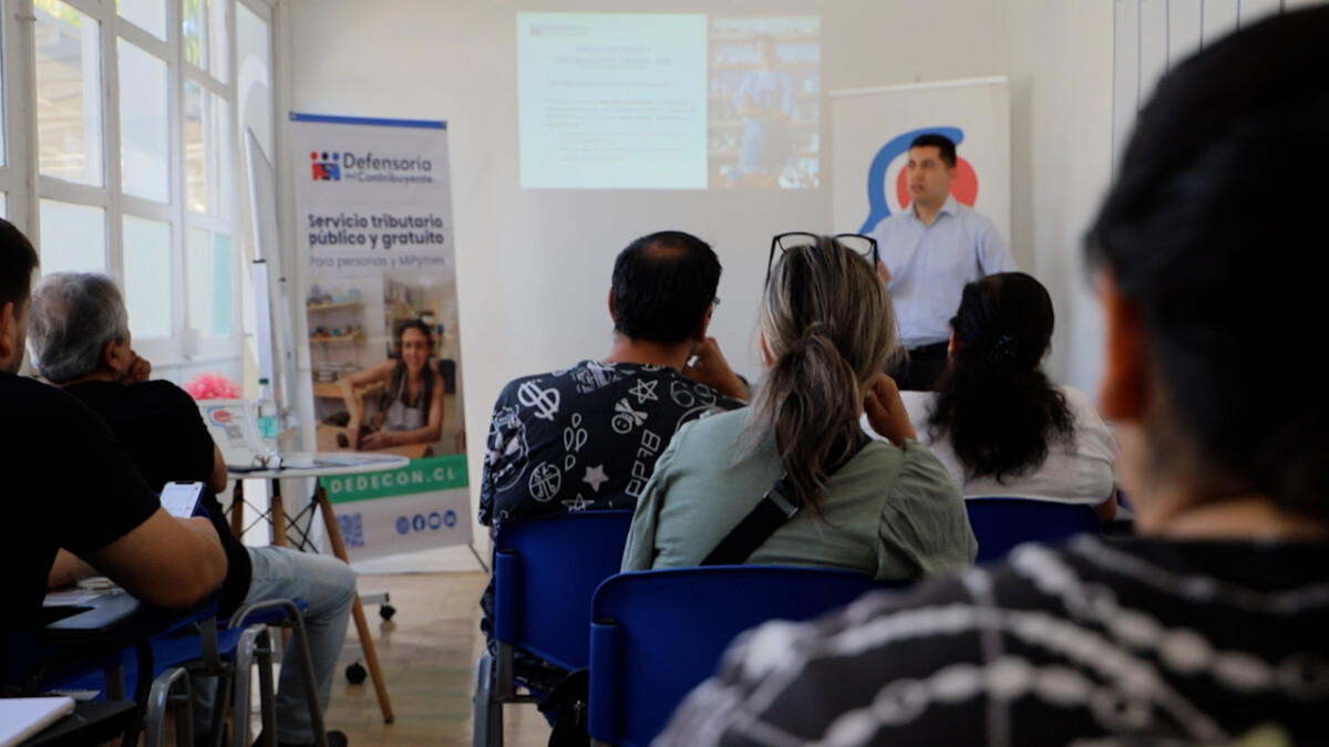 Autoridades del SII y la DEDECON anunciando medidas para simplificar el inicio de actividades de emprendedores en Chile.