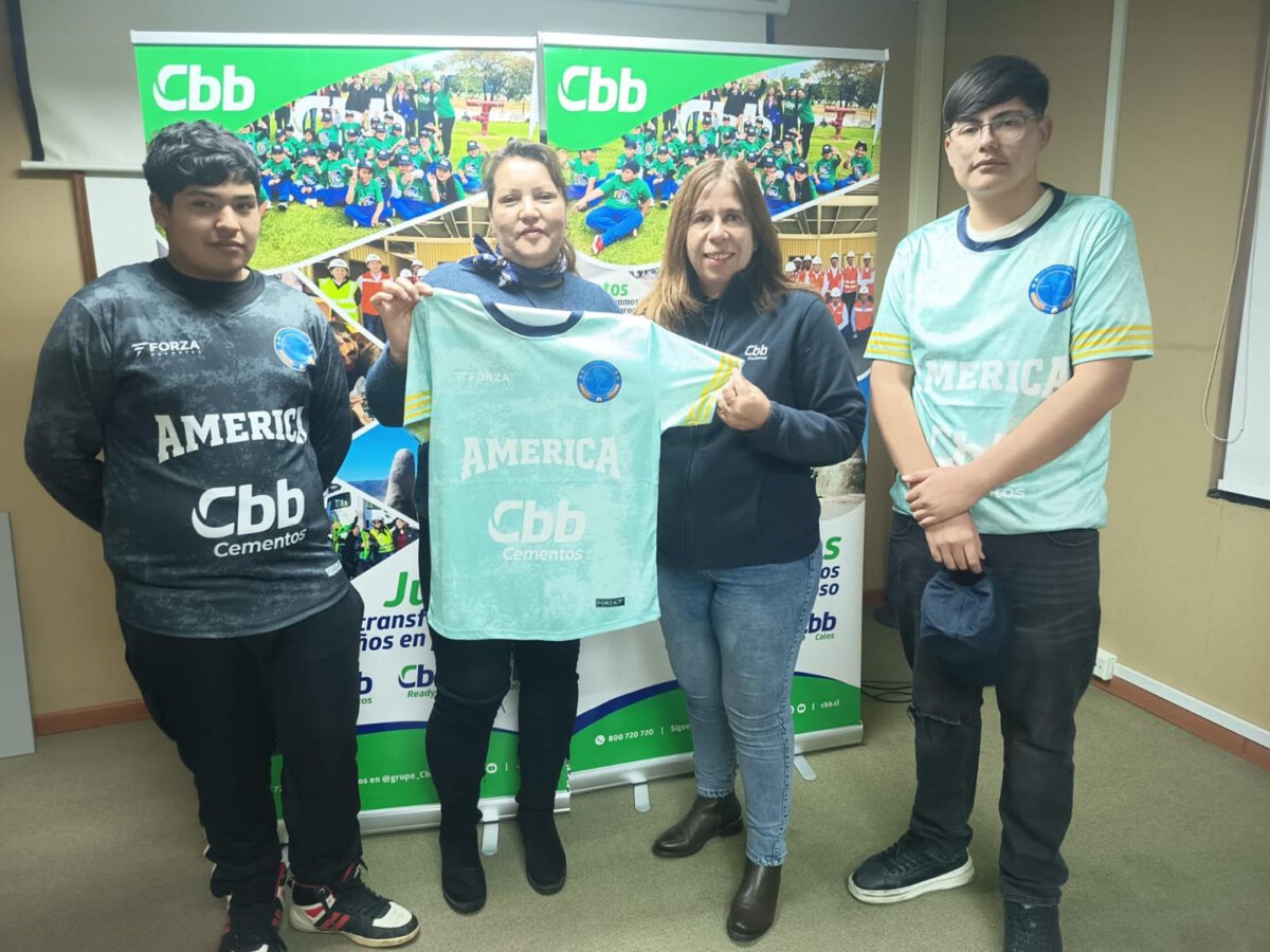 Dirigentes del Club Deportivo América recibiendo indumentaria deportiva del programa Más Deporte de Grupo Cbb