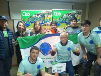 Dirigentes del Club Deportivo América recibiendo indumentaria deportiva del programa Más Deporte de Grupo Cbb