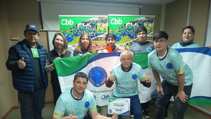 Dirigentes del Club Deportivo América recibiendo indumentaria deportiva del programa Más Deporte de Grupo Cbb