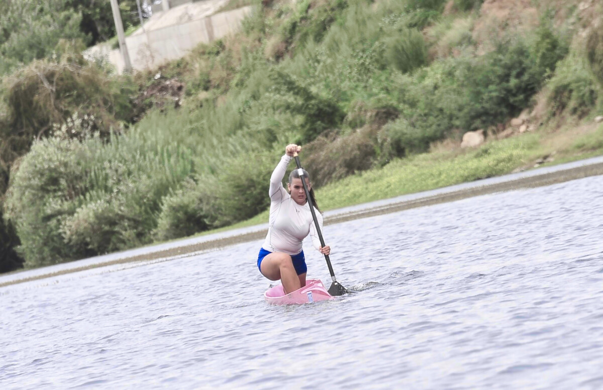 Karina Espinoza, estudiante de la UCSC, durante su entrenamiento de canotaje maratón