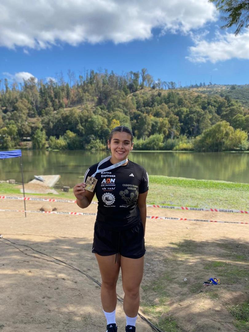 Karina Espinoza, estudiante de la UCSC, durante su entrenamiento de canotaje maratón