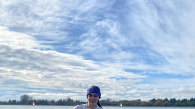 Karina Espinoza, estudiante de la UCSC, durante su entrenamiento de canotaje maratón