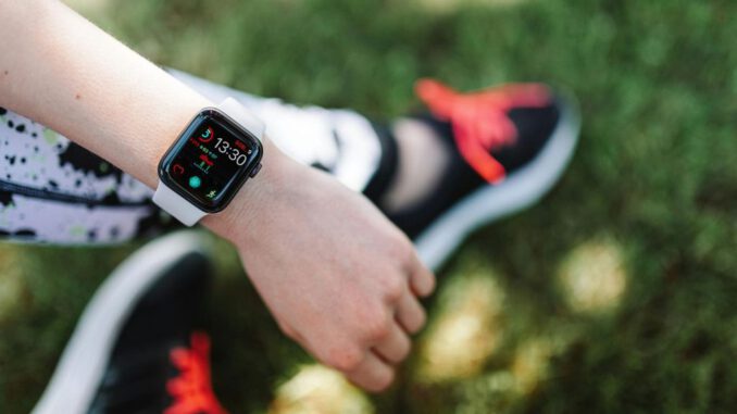 Persona revisando datos de salud en su reloj inteligente durante un entrenamiento