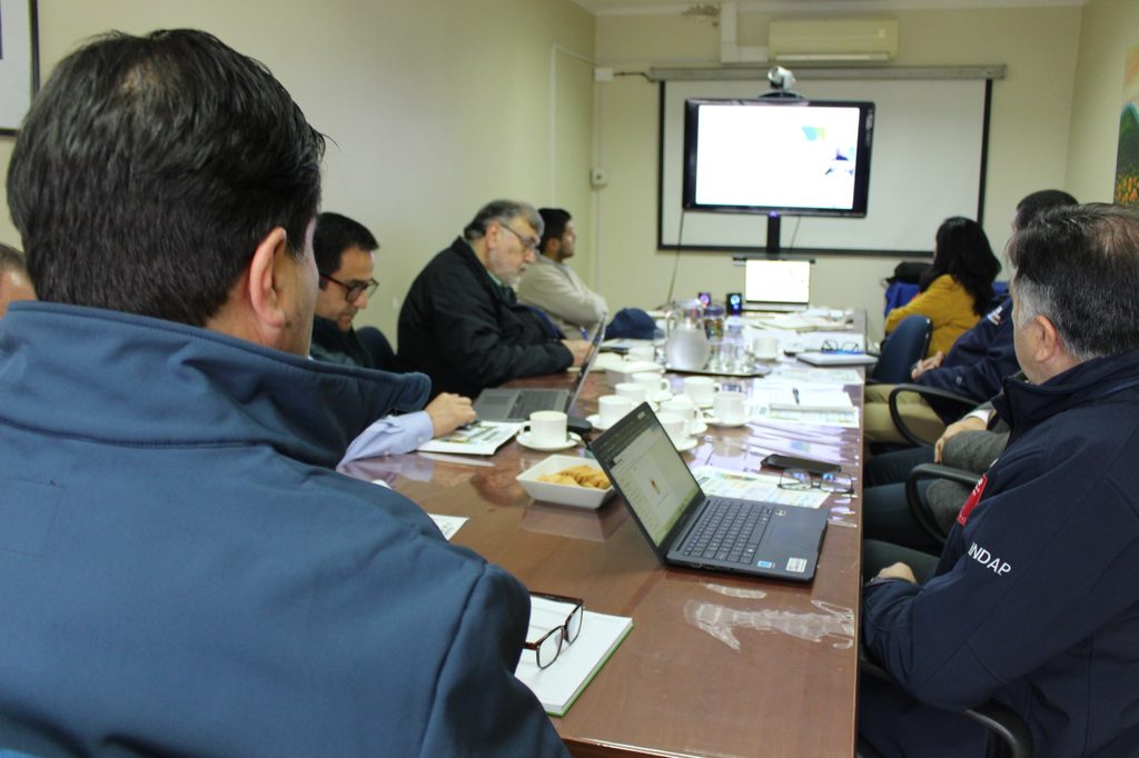 Autoridades del Gabinete del Agro evaluando daños en infraestructura agrícola tras sistema frontal en Biobío.