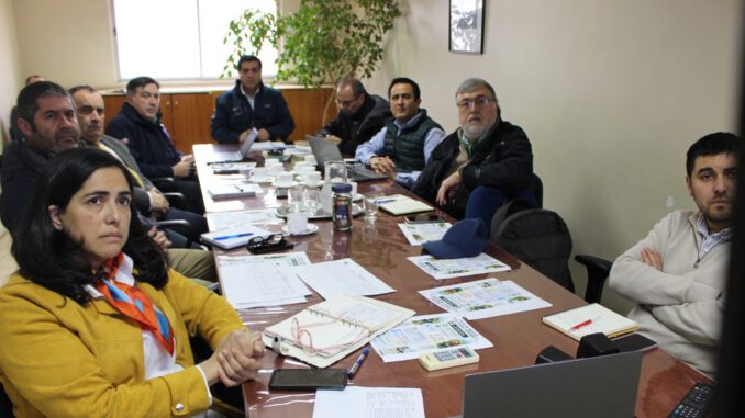 Autoridades del Gabinete del Agro evaluando daños en infraestructura agrícola tras sistema frontal en Biobío.