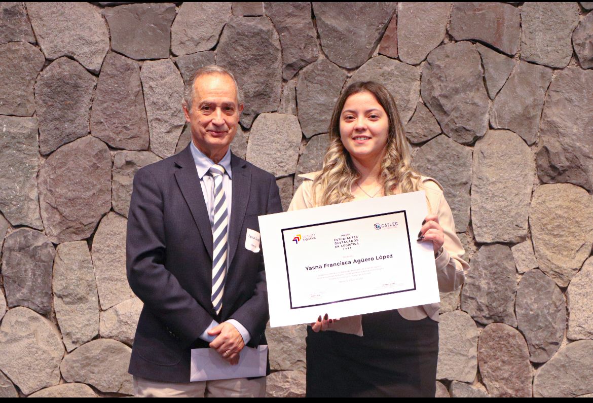 Yasna Agüero López ingeniera en logística destacada por su excelencia académica y profesional