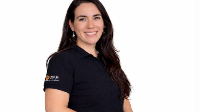 Persona mayor utilizando un teléfono inteligente para mejorar su autonomía y conexión social