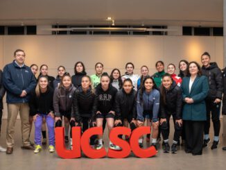 Selección femenina de fútbol de la UCSC preparándose para competir en los FISU América Games 2026 en Lima.