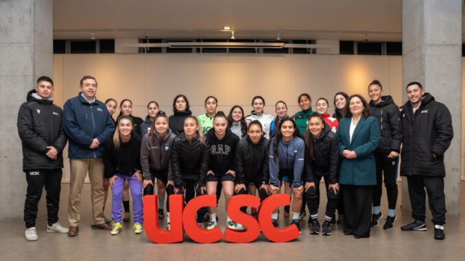 Selección femenina de fútbol de la UCSC preparándose para competir en los FISU América Games 2026 en Lima.