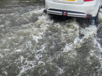 Crecida de un río durante un sistema frontal intenso con lluvia abundante