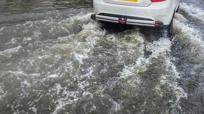 Crecida de un río durante un sistema frontal intenso con lluvia abundante
