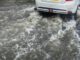 Crecida de un río durante un sistema frontal intenso con lluvia abundante