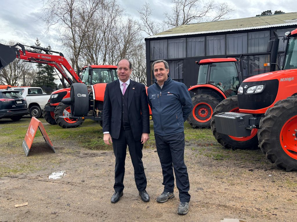 Subsecretario de Agricultura Francesco Venezian supervisando productos en la Vega Techada de Los Ángeles