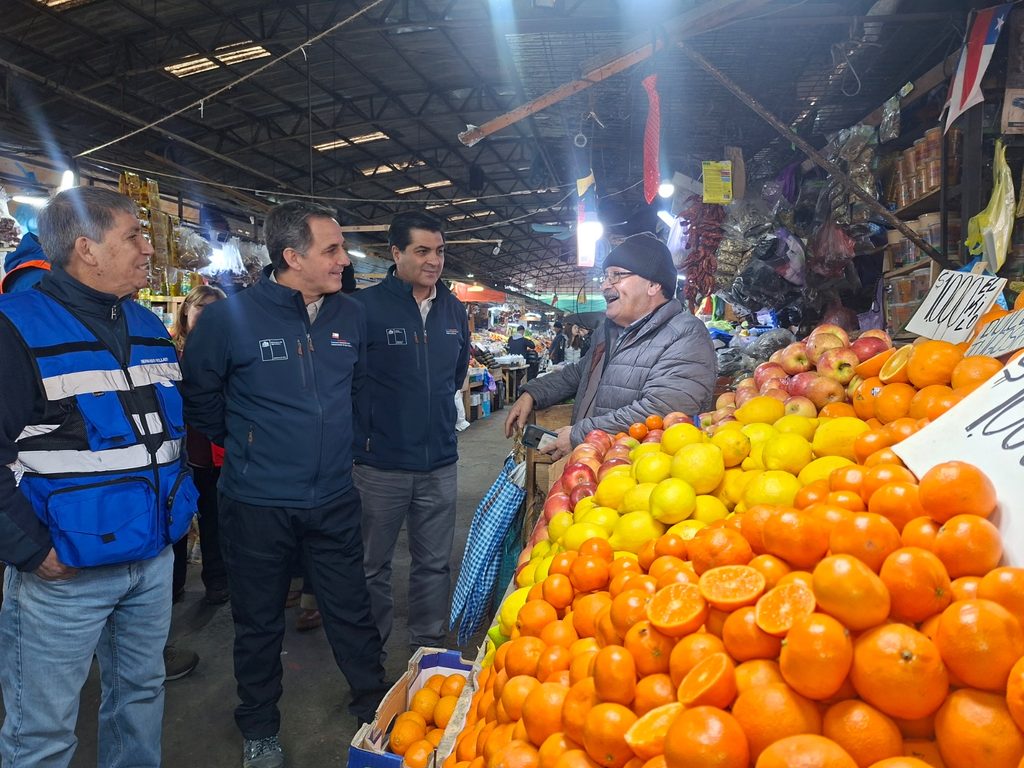 Subsecretario de Agricultura Francesco Venezian supervisando productos en la Vega Techada de Los Ángeles