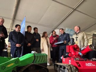 Subsecretario de Agricultura Francesco Venezian supervisando productos en la Vega Techada de Los Ángeles