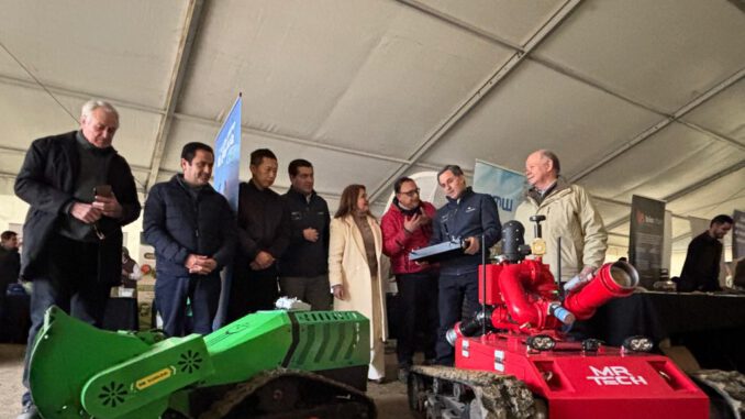 Subsecretario de Agricultura Francesco Venezian supervisando productos en la Vega Techada de Los Ángeles