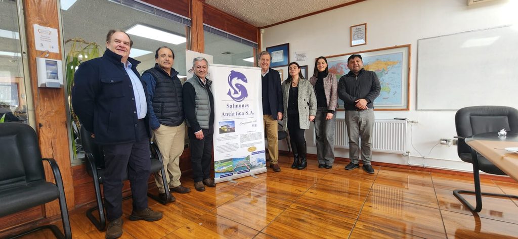 Productores agrícolas y representantes de la salmonicultura en encuentro de vinculación en Los Ángeles para potenciar la industria local.