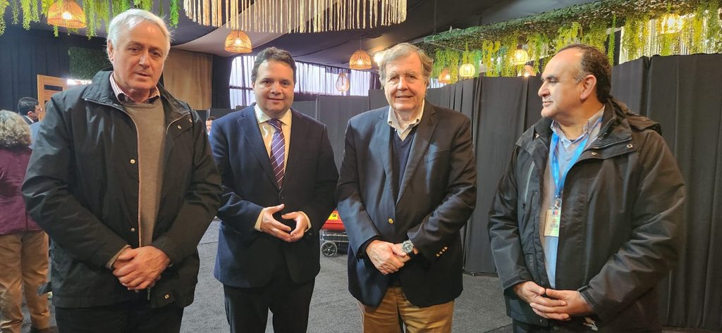 Productores agrícolas y representantes de la salmonicultura en encuentro de vinculación en Los Ángeles para potenciar la industria local.