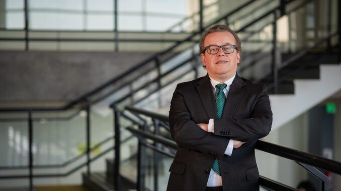 Abogado analizando documentos legales sobre la Ley Karin en una oficina