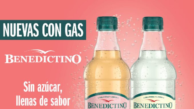Botellas de agua Benedictino con gas en sabores de manzana y limón sobre fondo fresco