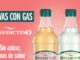 Botellas de agua Benedictino con gas en sabores de manzana y limón sobre fondo fresco