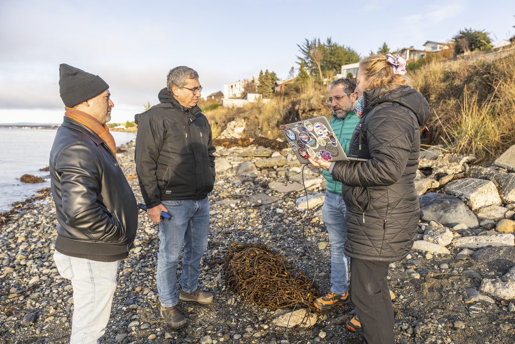 Investigadores científicos realizando experimentos con mesocosmos en el estrecho de Magallanes