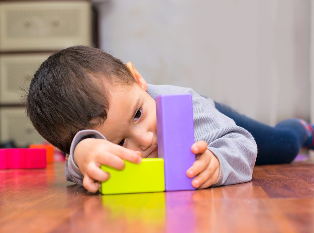 Niños pequeños jugando y conversando en casa para fomentar el desarrollo del habla