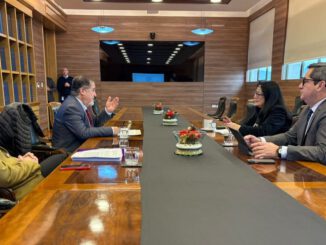 El diputado Roberto Arroyo en reunión con la contralora general Dorothy Pérez para discutir la legalidad tributaria de casas de apuestas