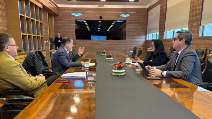 El diputado Roberto Arroyo en reunión con la contralora general Dorothy Pérez para discutir la legalidad tributaria de casas de apuestas
