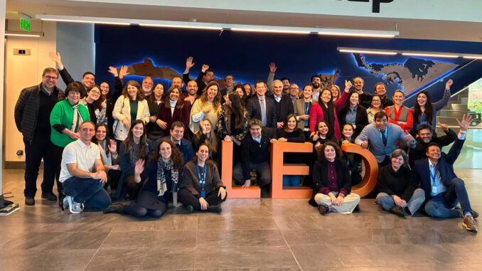 Cristian Acuña Mieres, director del Liceo La Asunción, premiado como uno de los líderes educativos destacados de Chile.
