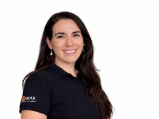 Persona mayor realizando ejercicios de kinesiología para mejorar su movilidad y calidad de vida.