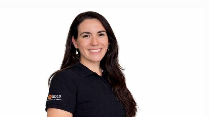 Persona mayor realizando ejercicios de kinesiología para mejorar su movilidad y calidad de vida.