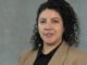 Arquitecto analizando planos urbanos para la integración comunitaria