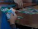 Jugadores participando en una partida competitiva del juego de mesa ILAN sobre la Antártica