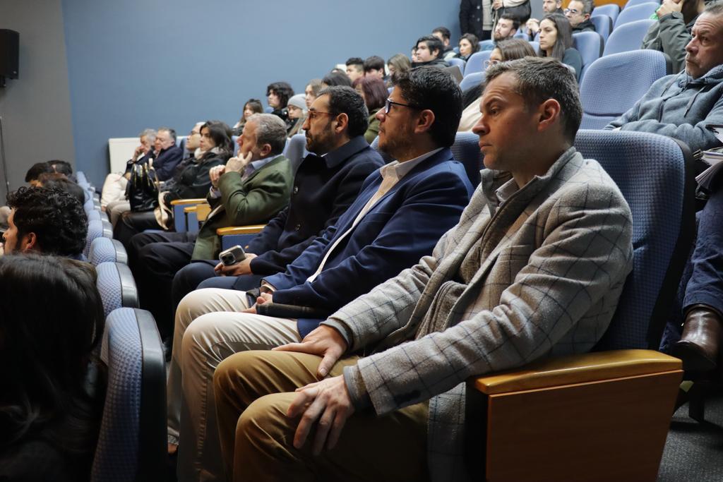 Representantes de empresas y startups participando en un seminario sobre competitividad regional en el Biobío