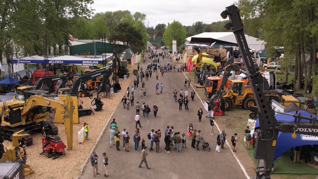 Lanzamiento oficial de la feria ExpoCorma 2026 con líderes del sector forestal y autoridades en Santiago