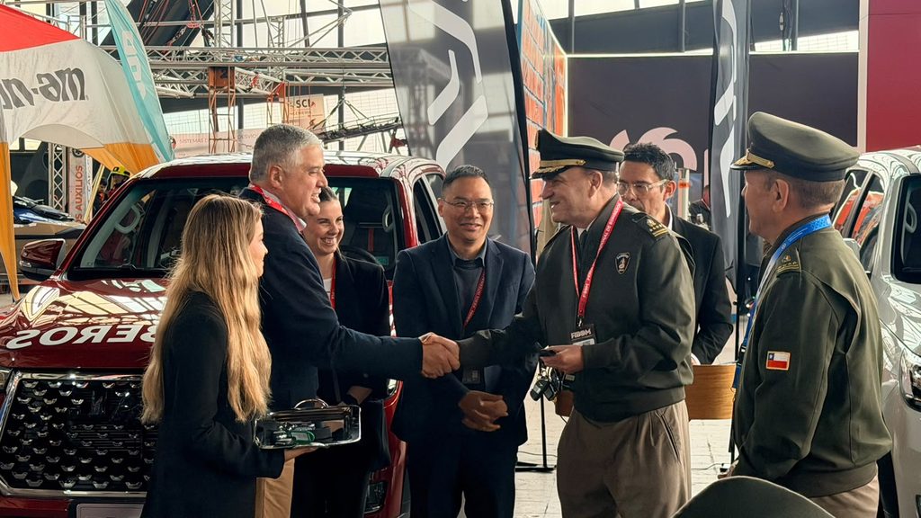 Ejecutivos de Gildemeister entregan llaves de camionetas JAC T8 Pro a autoridades de Bomberos de Chile en la feria FIBOM 2026.