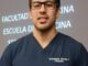 Persona cuidando su alimentación y salud estomacal para prevenir la gastritis.