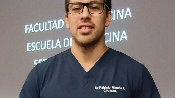 Persona cuidando su alimentación y salud estomacal para prevenir la gastritis.