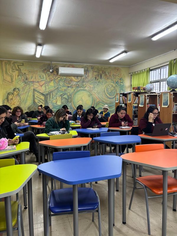 Docentes utilizando herramientas de inteligencia artificial para personalizar recursos pedagógicos inclusivos en el aula