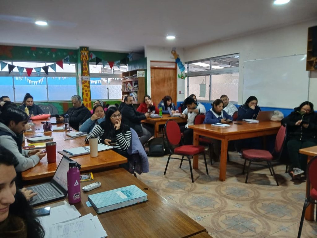 Docentes utilizando herramientas de inteligencia artificial para personalizar recursos pedagógicos inclusivos en el aula