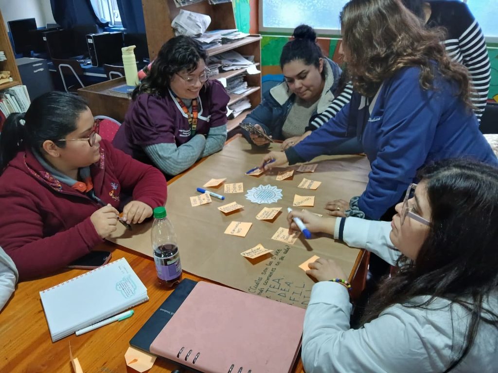 Docentes utilizando herramientas de inteligencia artificial para personalizar recursos pedagógicos inclusivos en el aula