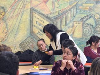 Docentes utilizando herramientas de inteligencia artificial para personalizar recursos pedagógicos inclusivos en el aula