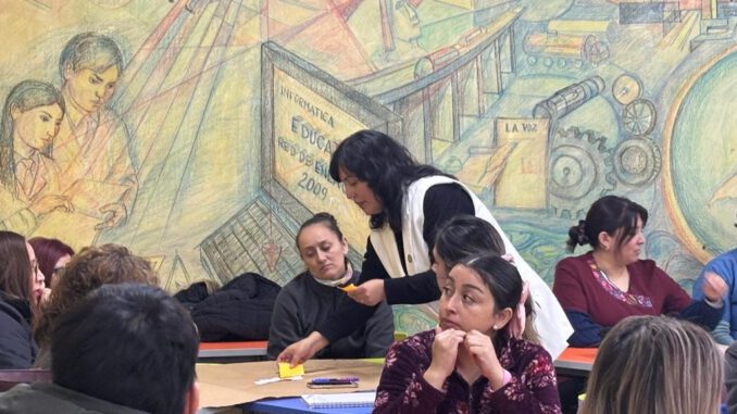 Docentes utilizando herramientas de inteligencia artificial para personalizar recursos pedagógicos inclusivos en el aula